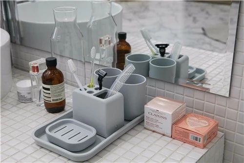 爽身粉的妙用 一周不洗头依然清爽不油腻的真相与化妆品生产解析